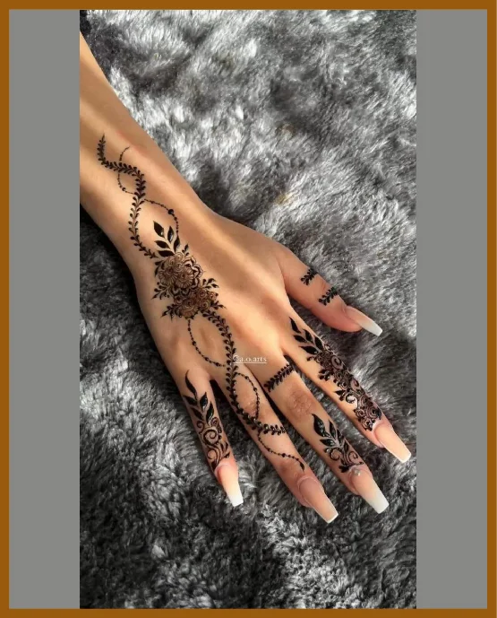Chain Like Khafif Back Hand Mehndi Style